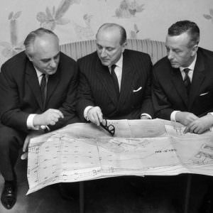 1964_l-to-r_Rolf-Renger_StenA-Olsson_Cpt-Hans-Baltzer_discussing-expansion-of-Oslokai-900×773